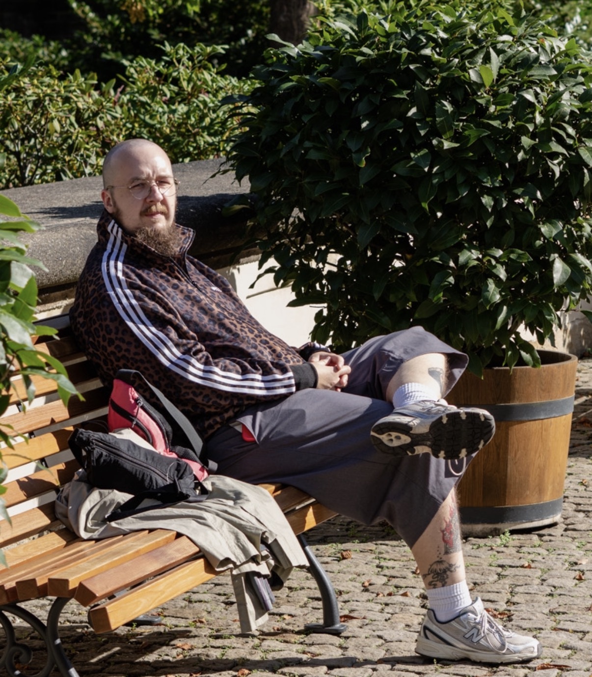 Lennart auf einer Parkbank